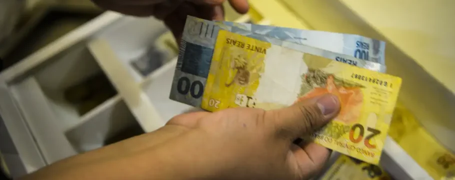 Rendimento médio dos brasileiros atinge recorde de R$ 3.270 no 4º trimestre de 2024